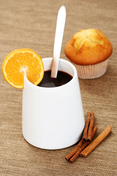 Chocolate quente e muffin — Fotografia de Stock