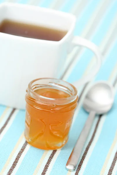Чашка чаю з конфітюрами — стокове фото