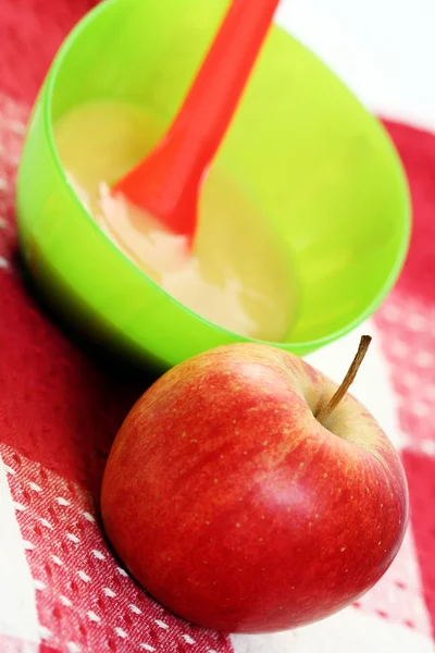 Jabłko dla dziecka — Zdjęcie stockowe