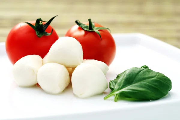 Mozzarellą i pomidorkami — Zdjęcie stockowe