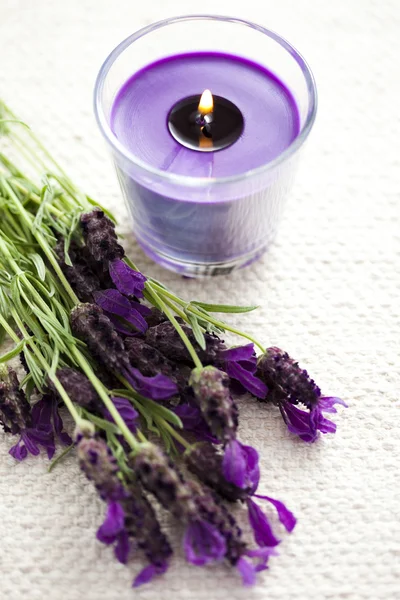 Kerze mit Lavendel — Stockfoto