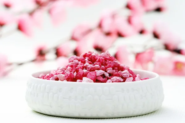 Розовая соль для ванн — стоковое фото