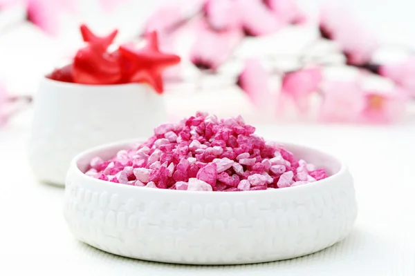 Розовая соль для ванн — стоковое фото