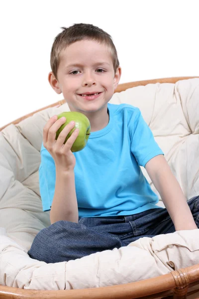 Портрет Летнего Мальчика Поедающего Яблоко Белые Зубы — стоковое фото