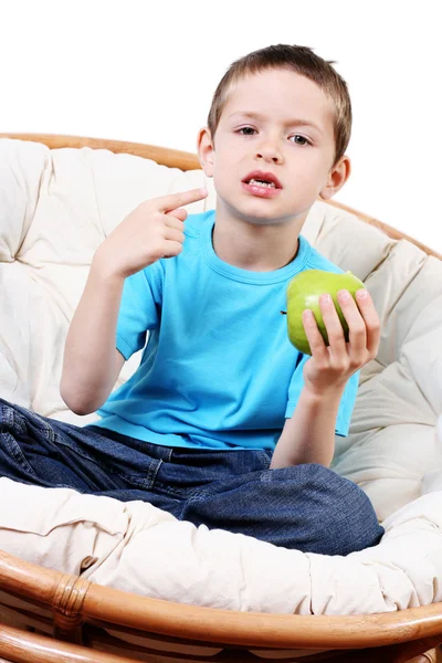 กินแอปเปิ้ล — ภาพถ่ายสต็อก