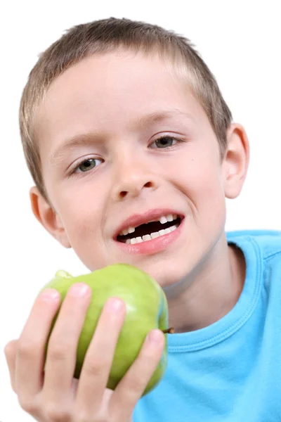 年歳の少年食べるアップル 白い歯の肖像画 — ストック写真