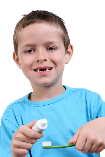年歳の少年のブラッシング歯白 — ストック写真