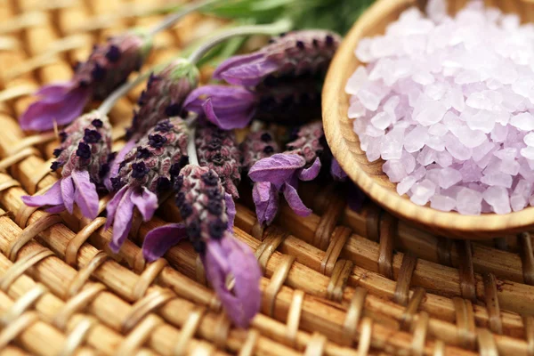 Badsalt Lavendel Och Några Färska Lavendel Skönhetsbehandling — Stockfoto