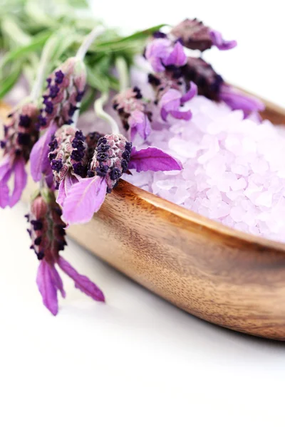 Lavendel Badesalz Und Etwas Frischer Lavendel Isoliert Auf Weiß — Stockfoto