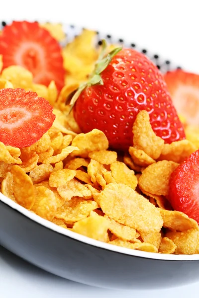 Schale Mit Getreide Und Frischen Erdbeeren Isoliert Auf Weiß — Stockfoto