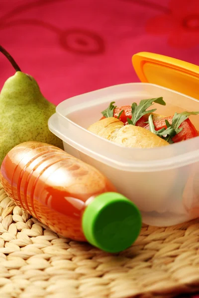 Обідня Коробка Смачною Булочкою Їжа Напої — стокове фото