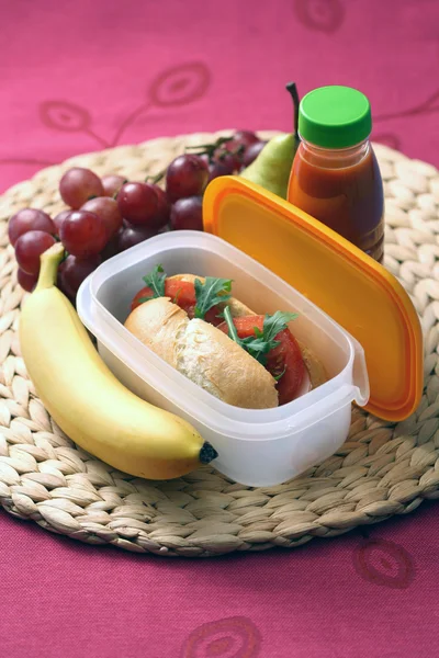 Doos Van Lunch Met Heerlijk Broodje Eten Drinken — Stockfoto
