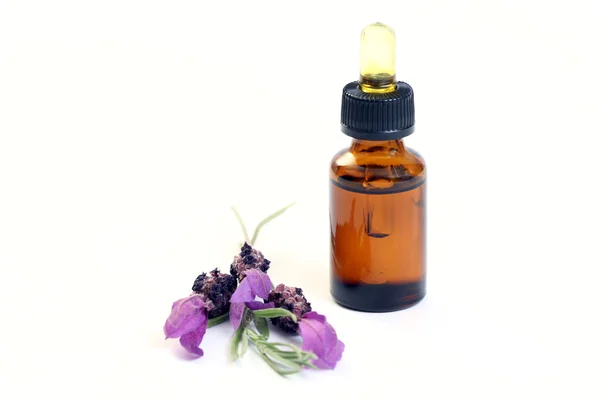 Flasche Lavendelöl Und Frische Lavendelblüten Schönheitsbehandlung — Stockfoto