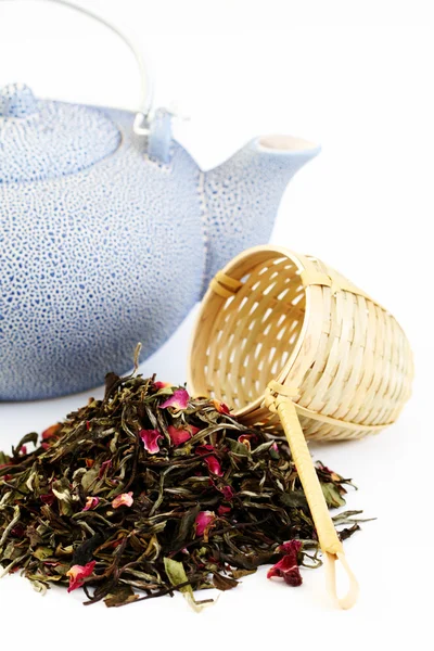 Beyaz Çay Beyaz Gül Yaprakları Ile Bir Çay Saati — Stok fotoğraf
