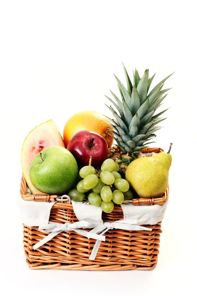 Picknickkorb Voller Köstlicher Früchte Isoliert Auf Weißem Grund — Stockfoto