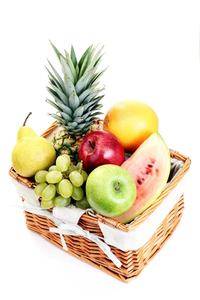 Cesta Piquenique Cheia Deliciosas Frutas Isoladas Branco — Fotografia de Stock