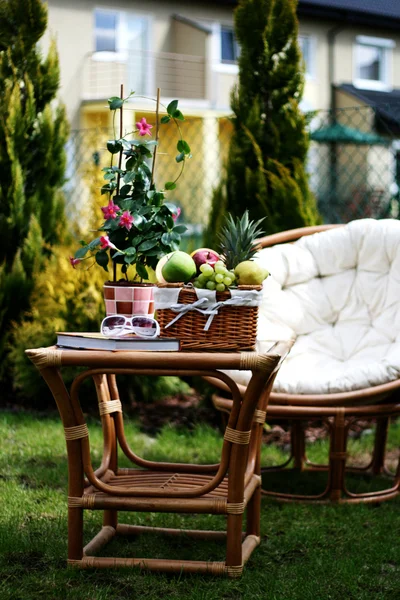 Stock image perfect place to relax - picnic basket and book