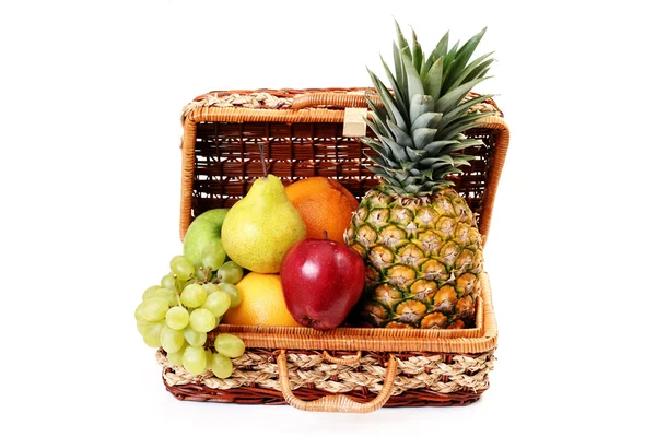Picknickkorg med frukter — Stockfoto