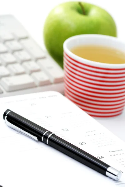 Almoço Rápido Escritório Maçã Verde Xícara Chá Foco Caneta — Fotografia de Stock