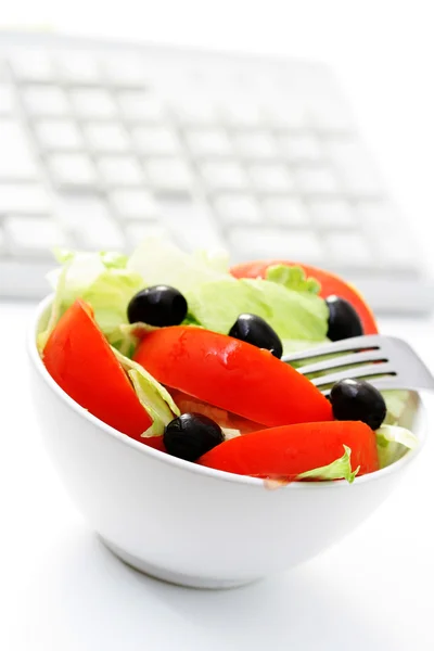 Snelle Lunch Het Kantoor Kom Heerlijke Salade — Stockfoto
