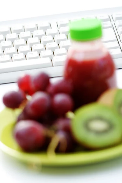 Spuntino Sano Ufficio Piatto Frutta Fresca Concentrarsi Sulla Tastiera — Foto Stock