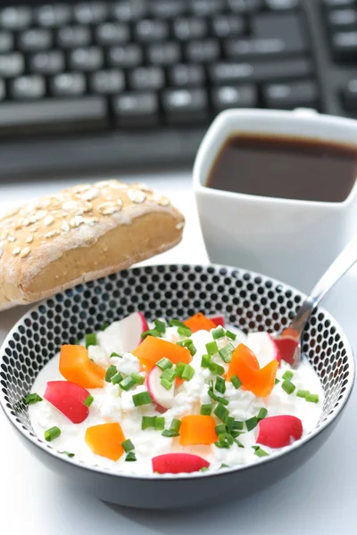 Bowl Cottage Cheese Vegetables Lunch Time — Stock Photo, Image