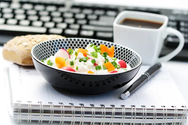 Bowl Cottage Cheese Vegetables Lunch Time — Stock Photo, Image