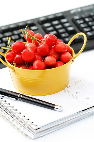 Egészséges Snack Hivatalban Tál Cseresznye — Stock Fotó