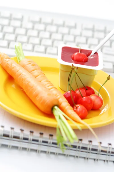 Hälsosamt Mellanmål Kontoret Yoghurt Och Färsk Frukt Och Grönsaker — Stockfoto
