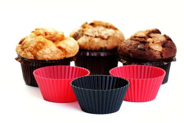 Τρεις Muffins Απομονωθεί Λευκό Γλυκό Τροφίμων — Φωτογραφία Αρχείου