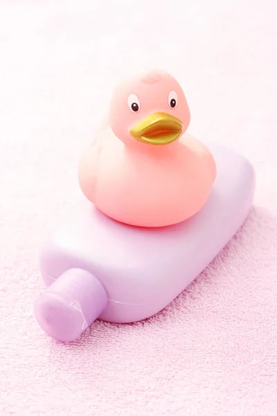 ピンク ボディケアで赤ん坊の浴室のアクセサリ — ストック写真