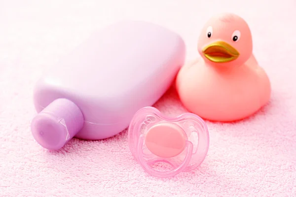 赤ちゃんのお風呂がピンクのタオル ボディケア用アクセサリー — ストック写真