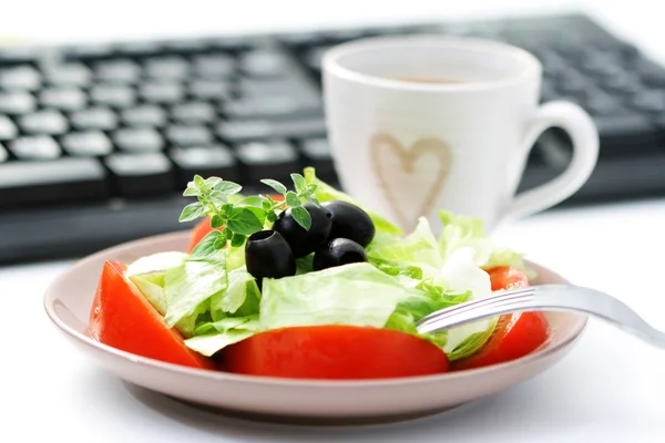 Gezonde Snack Office Plaat Van Verse Salade — Stockfoto