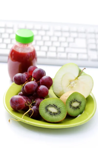 Υγιεινό Σνακ Στο Γραφείο Πιάτο Φρέσκα Φρούτα — Φωτογραφία Αρχείου