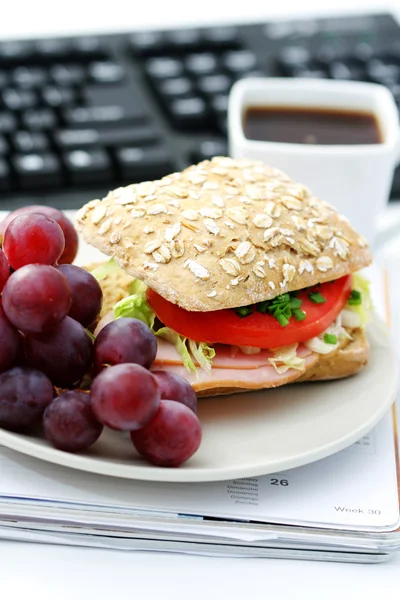 Quick Lunch Office Bun Fresh Grapes — Stock Photo, Image