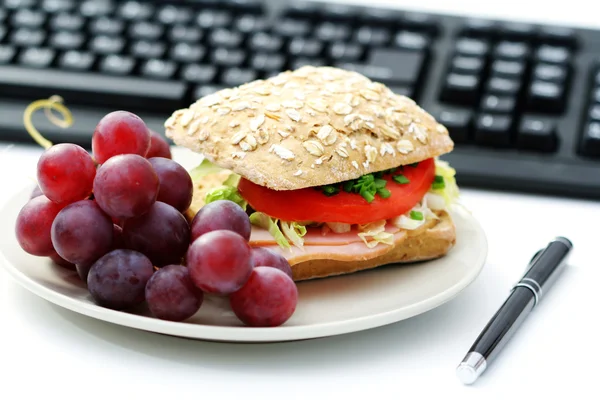 在办公室 面包和新鲜葡萄快速午餐 — 图库照片