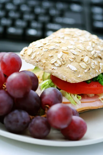 Quick Lunch Office Bun Fresh Grapes — Stock Photo, Image