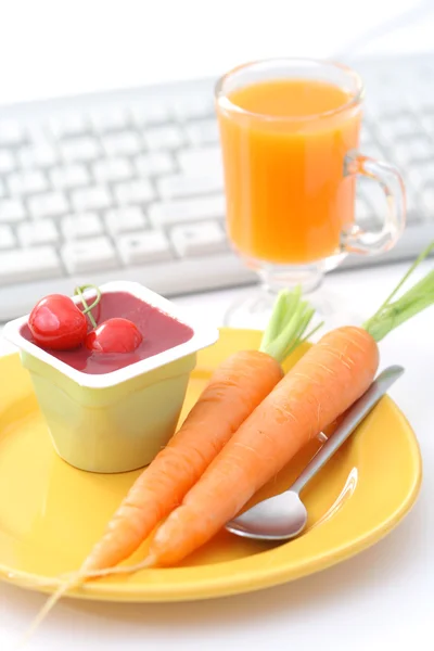 Υγιεινό Σνακ Στο Γραφείο Γιαούρτι Και Φρέσκα Φρούτα Και Λαχανικά — Φωτογραφία Αρχείου