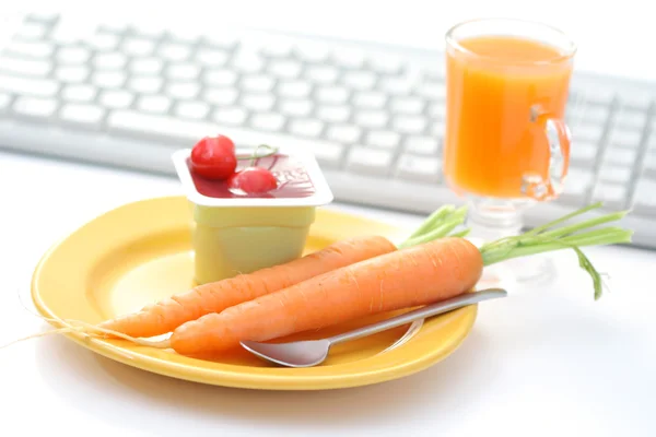 Lanche Saudável Escritório Iogurte Frutas Legumes Frescos — Fotografia de Stock