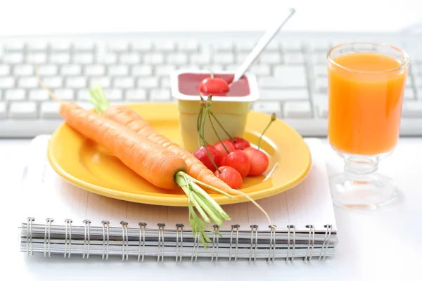 Υγιεινό Σνακ Στο Γραφείο Γιαούρτι Και Φρέσκα Φρούτα Και Λαχανικά — Φωτογραφία Αρχείου