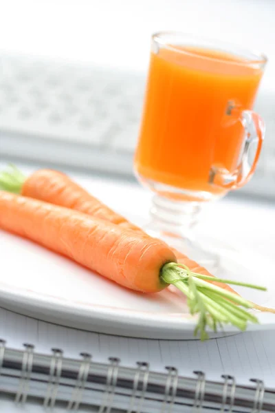 Snack Saludable Oficina Jugo Zanahoria Zanahorias Frescas — Foto de Stock