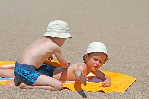 Dos Hermanos Aplicando Loción Bronceadora Playa — Foto de Stock