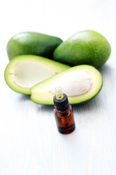 Fles Van Avocado Etherische Olie Met Vers Fruit Schoonheidsbehandeling — Stockfoto