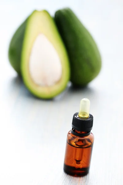Fles Van Avocado Etherische Olie Met Vers Fruit Schoonheidsbehandeling — Stockfoto
