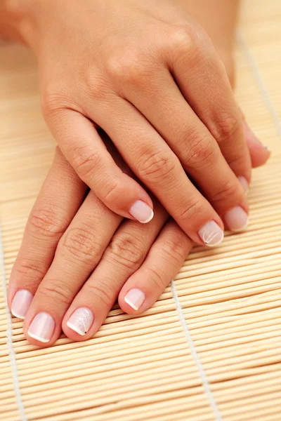 Belas Mãos Femininas Garrafa Óleo Massagem Tratamento Beleza — Fotografia de Stock