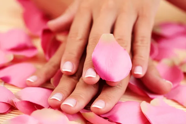 Női Kéz Virágszirom Rózsa Szépségápolás — Stock Fotó
