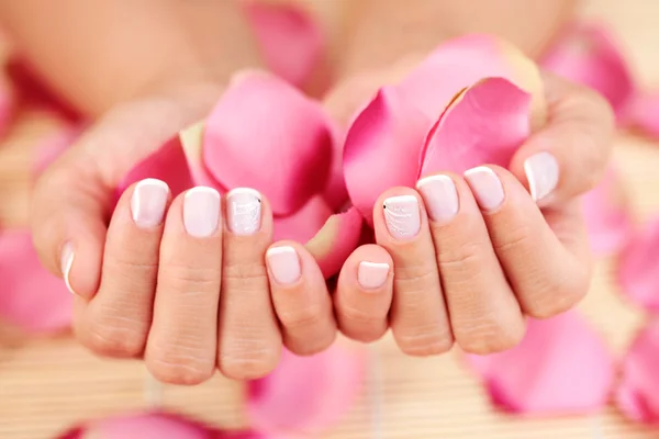 Mani con petali di rosa — Foto Stock