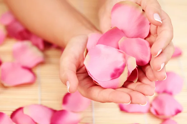 Female Hand Petal Rose Beauty Treatment — Stock Photo, Image
