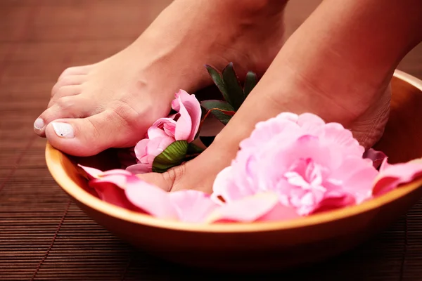 Sexy Female Feet Bowl Flowers Beauty Treatment — Stock Photo, Image