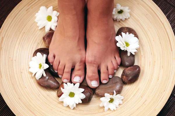 Çakıl Taşları Çiçek Güzellik Bakımı Kadın Ayakları — Stok fotoğraf